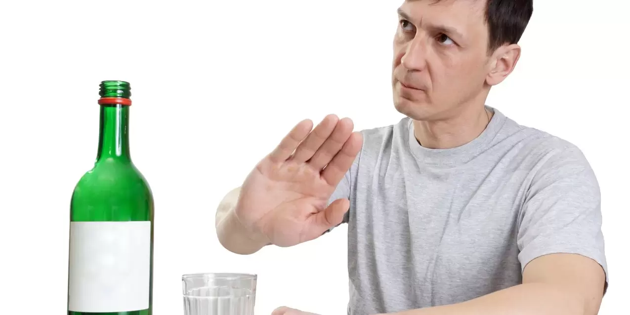 Un bărbat refuză alcoolul