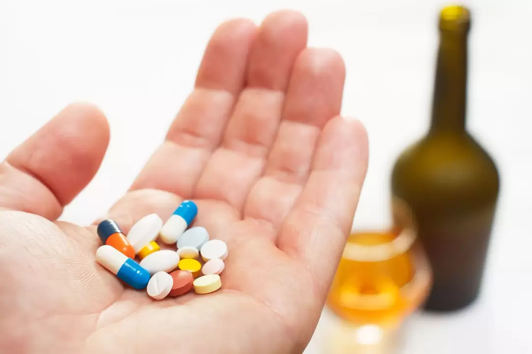 Este posibil să combinați antibioticele și alcoolul