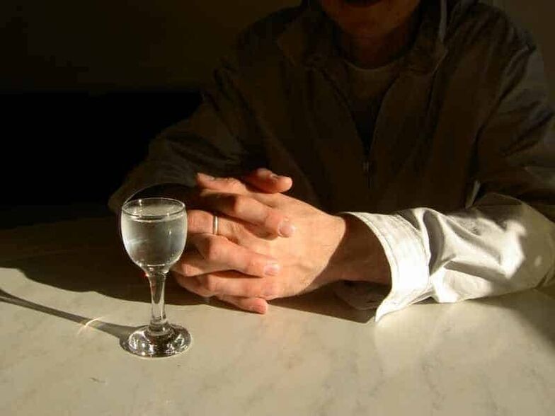 Când bea zilnic chiar și doze mici de alcool puternic, o persoană dezvoltă dependență de alcool