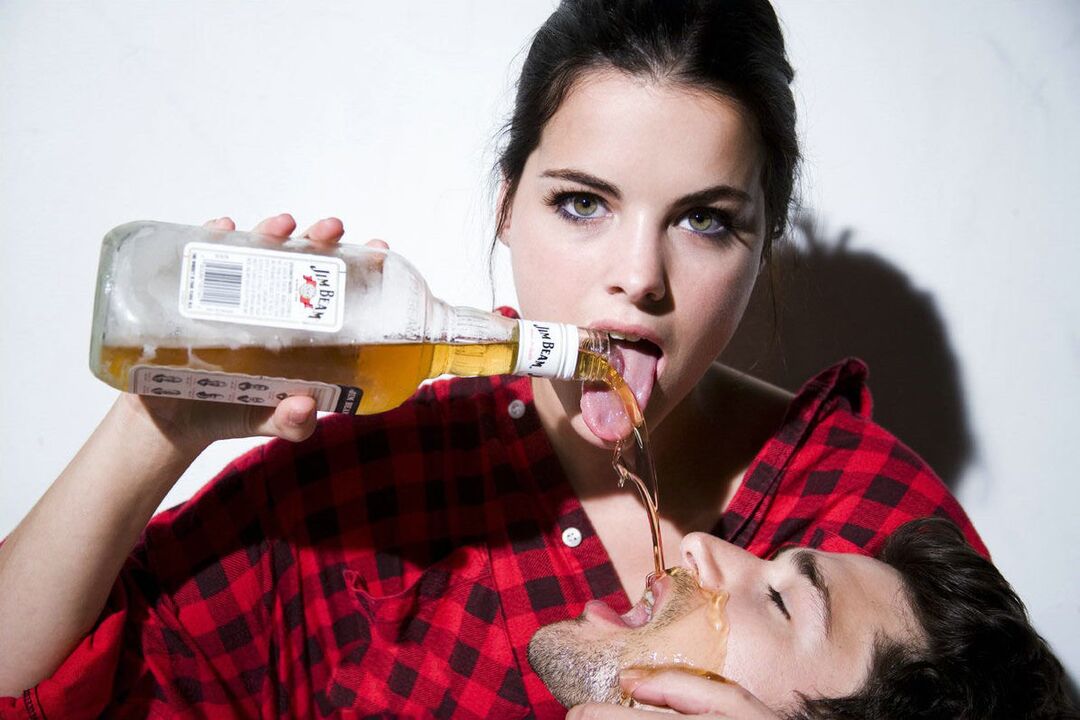 fată toarnă alcool pe bărbat înainte de sex