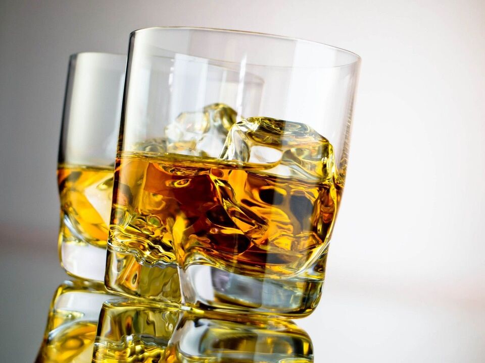 Alcoolul, care provoacă dependență fizică și psihologică la femei
