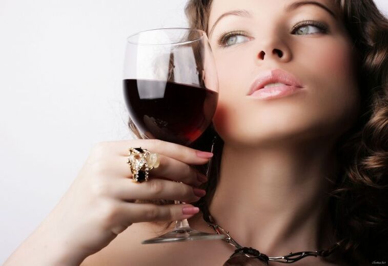 O femeie bogată este, de asemenea, susceptibilă la alcoolism
