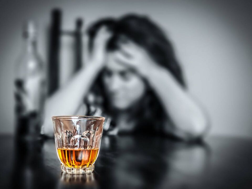 Stresul constant o împinge pe femeie să bea alcool